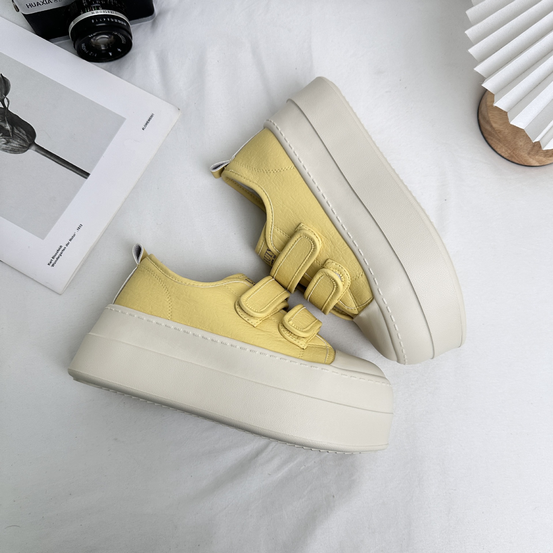 2025 primavera, zapatos de deporte de aumento, zapatos blancos de plataforma de velcro para mujer, falda de leche, zapatos de plataforma coreanos de todo fósforo