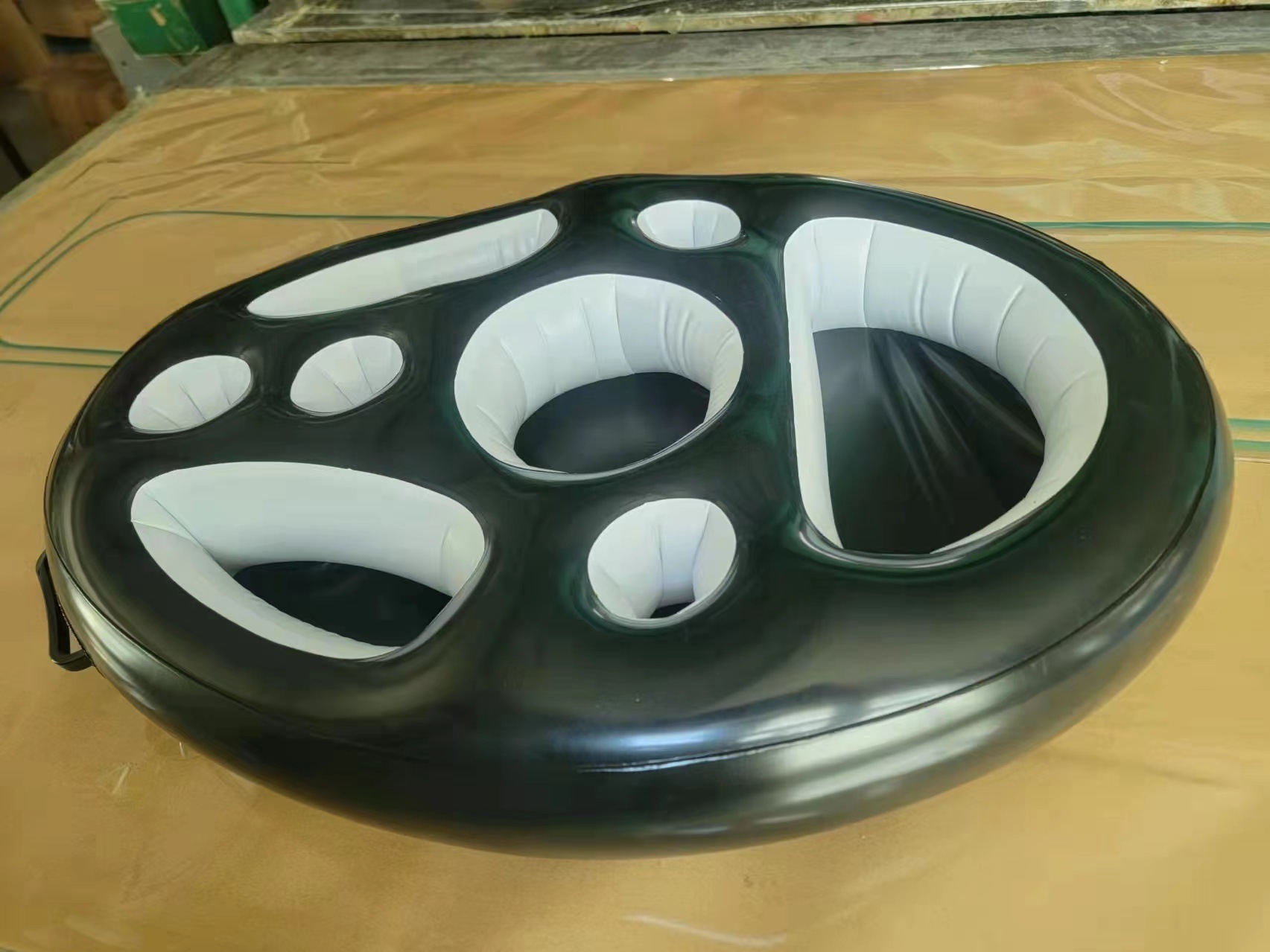 Protección del Medio Ambiente de la fábrica PVC inflable soporte de bebidas asiento poroso teléfono móvil agua inflable cama hielo piscina cena placa