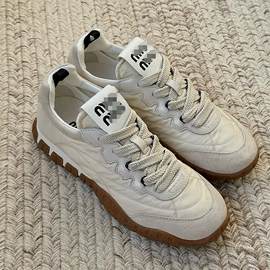 女式运动单鞋;女式帆布鞋;女士洞洞鞋