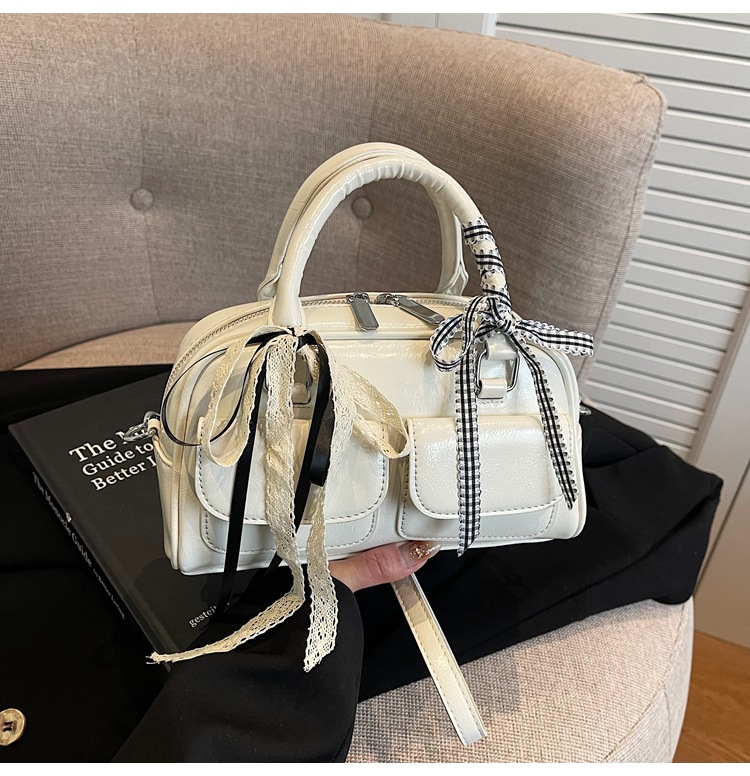 A trendy underarm bag for women in 2025, Korean version, Instagram Spring/Summer new fashion tote bag, versatile and large-capacity commuting bag undefined