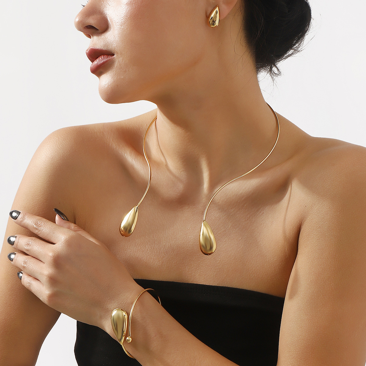 creative small design minimalistic choker drop-shaped