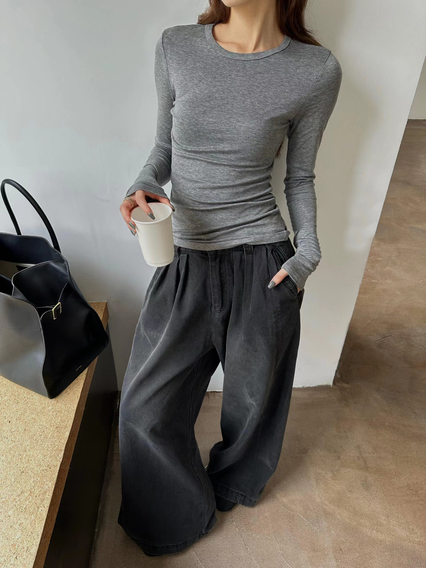 Light and thin base body-friendly demi-season long-sleeve with a…