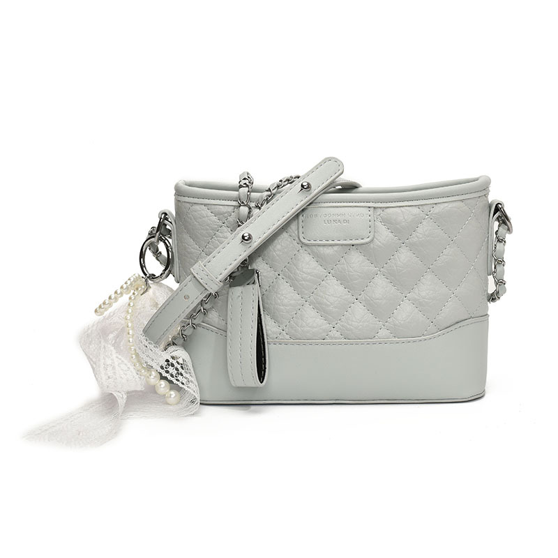 Xiaoxiangfeng Lingge Cadena Bolso callejero Mujer 2025 Nueva moda Bolso cuadrado pequeño Todo fósforo Bolso de hombro de alta gama