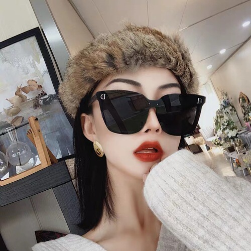 European and American fashionable D letter sunglasses for driving, black frame face-showing small glasses, sunglasses for women, one-piece drop shipping