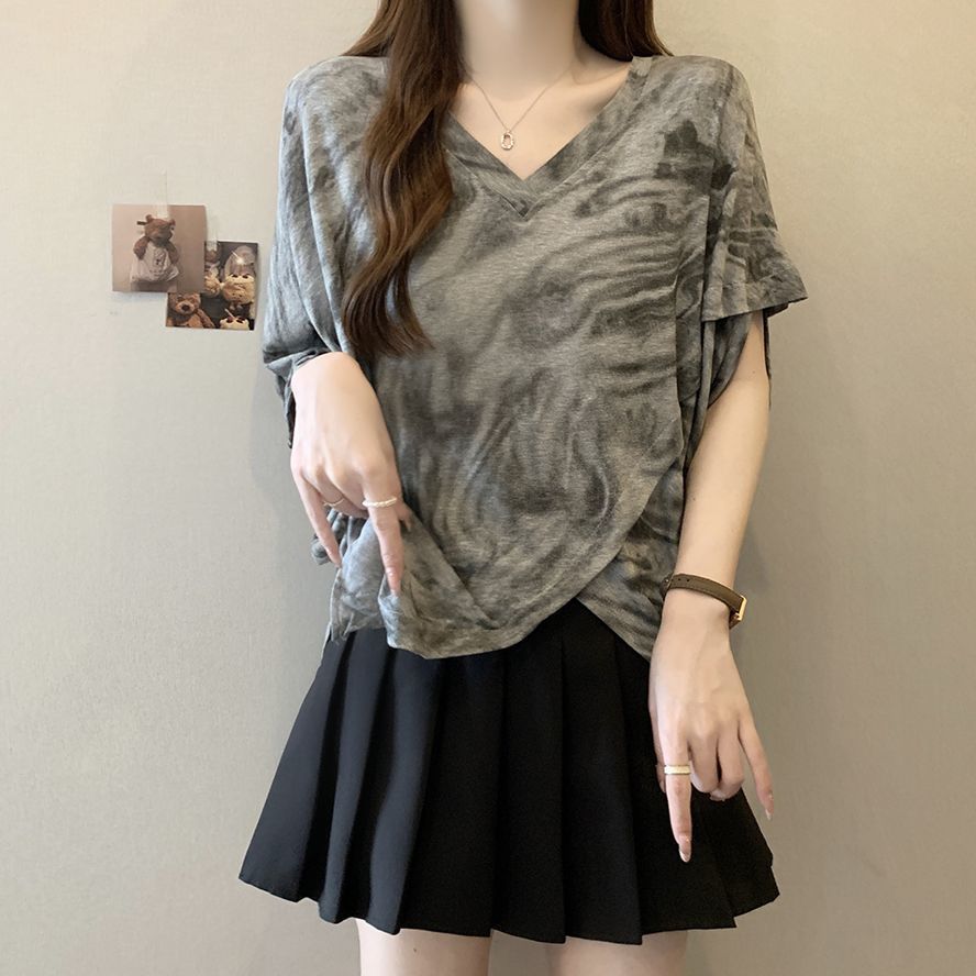 Tops con cuello en V con manga de murciélago teñido anudado irregular de gran tamaño para mujer, nuevo estilo de verano suelto y delgado mm camiseta de manga corta para mujer image 3