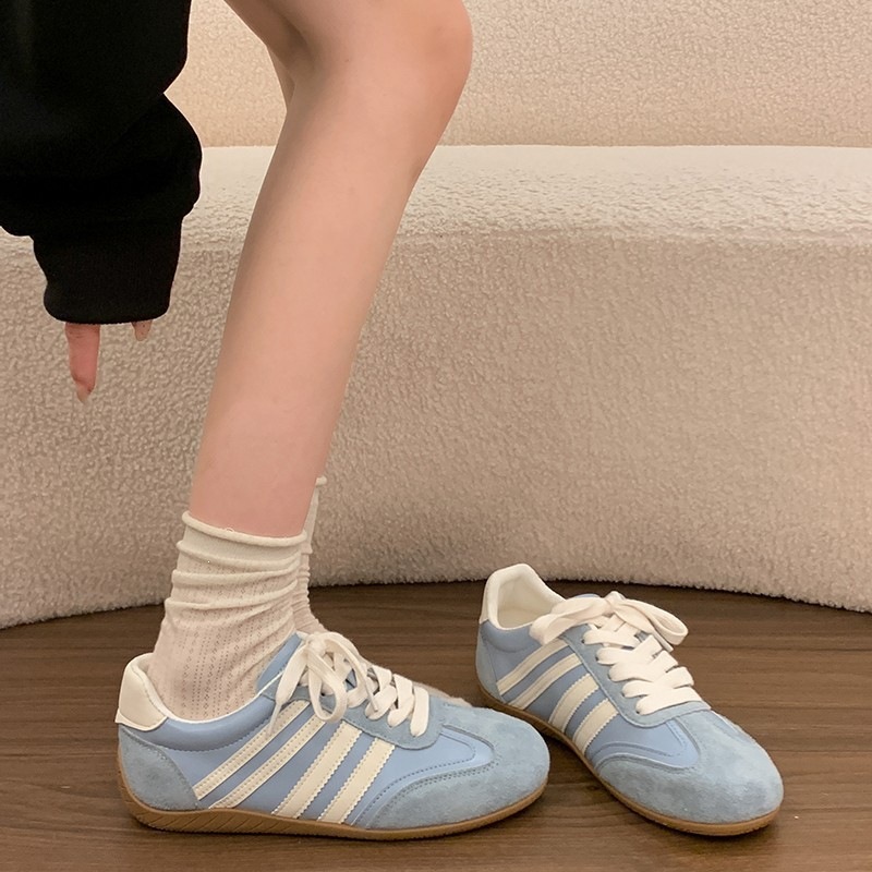 Zapatos de entrenamiento de estilo retro de color para mujeres 2026 nuevo tipo de verano con suela delgada explosión de fuego versátil zapatos deportivos casuales con suela plana rojo