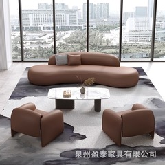 売り場部はソファーのテーブルと椅子の組み合わせを交渉します。