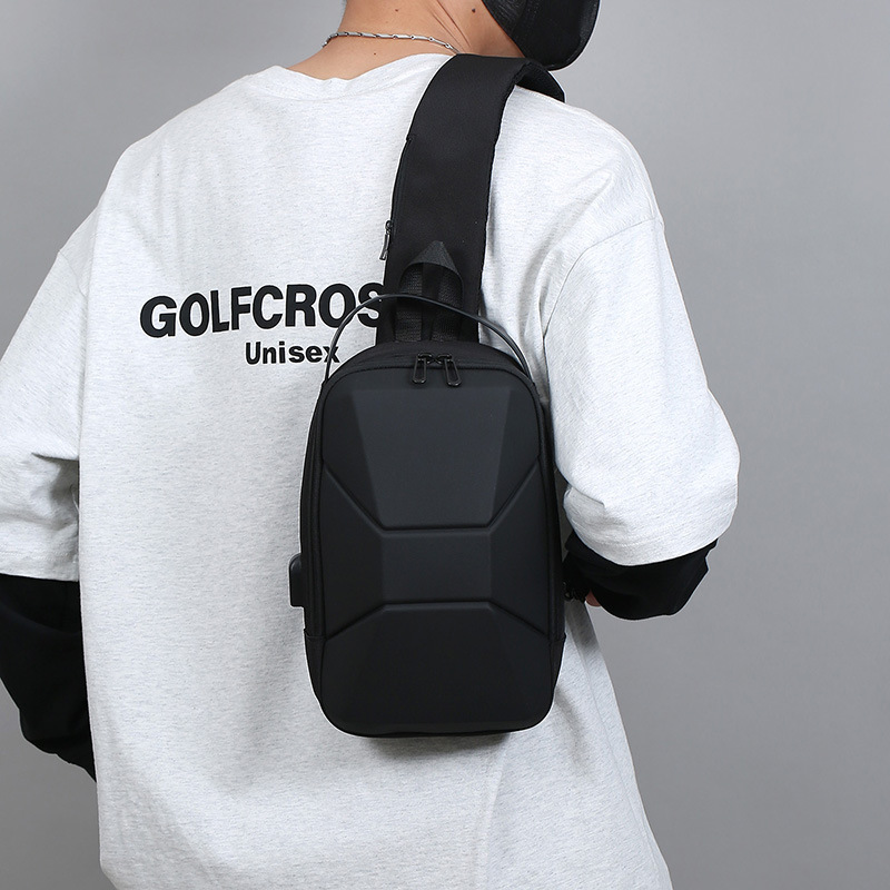 Venta al por mayor de fábrica verano nuevo bolso de pecho bolso de mensajero bolso de hombro recargable USB impermeable para hombre bolso de motocicleta ligero