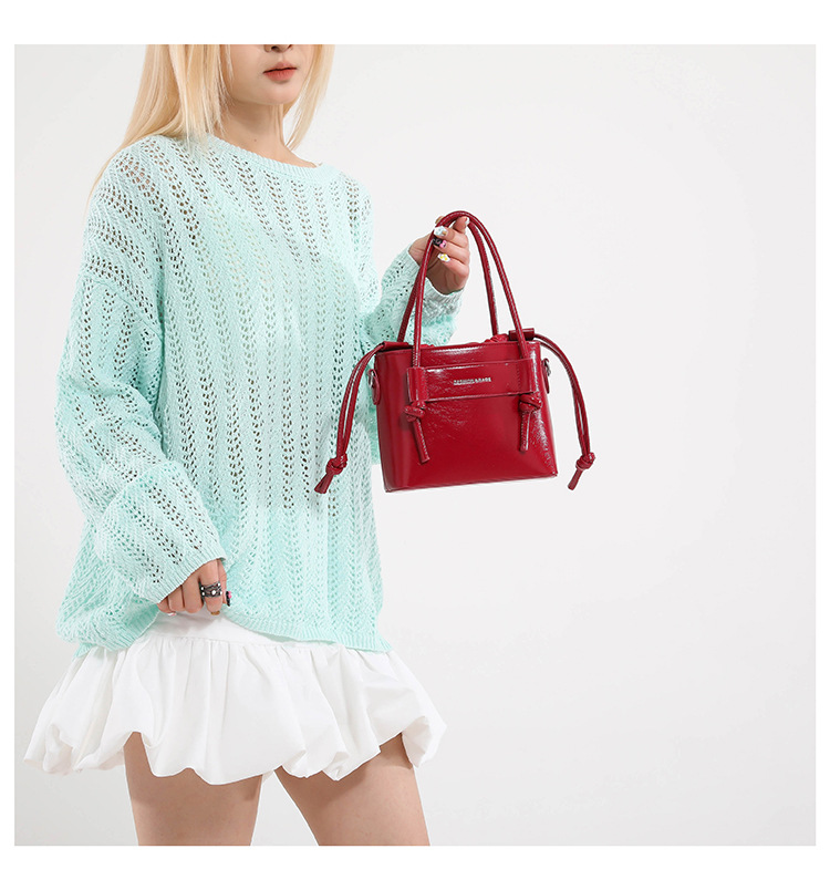 A new 2025 versatile, casual and simple large-capacity handbag for commuting, a lightweight solid color crossbody bag for women in summer undefined