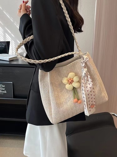 Vacation seaside woven straw bag women's large capacity  new rattan portable shoulder bag commuter tote bag