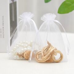 白い網のガーゼの袋のアクセサリーの包装袋の紐を引いて口を締めて袋の化粧品の試用を入れて小袋の卸売りを詰めます。