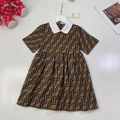 夏の新型の高級子供服の女の子のワンピースの経典のpolo襟のアルファベットは綿のスカートをいっぱい印刷します。