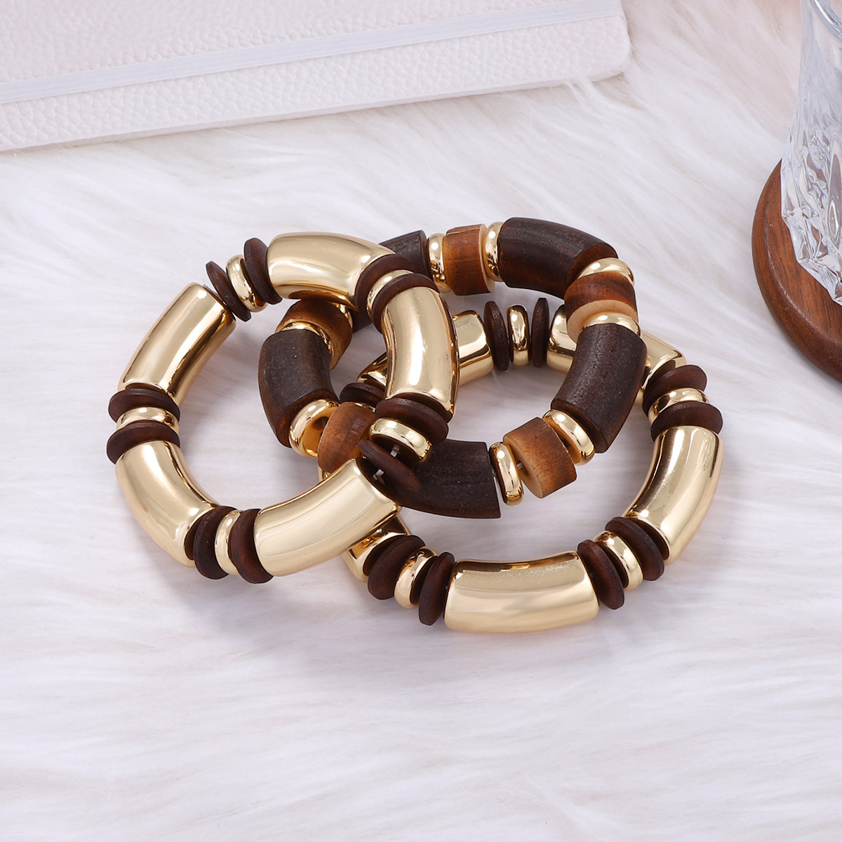 Bracelets minimalistes et superposables, légers et confortables. Hypoallergéniques, ils conviennent aux peaux sensibles. Une façon subtile de sublimer votre look quotidien._voghion.com