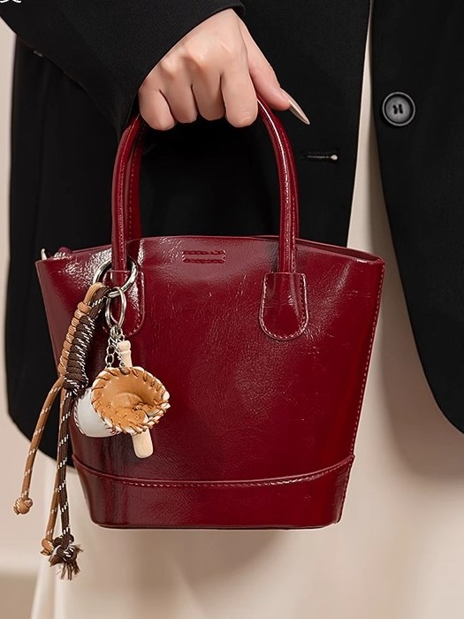 Alta sensación retro bolso de cubo rojo para mujeres otoño / invierno 2025 nuevo nicho bolso de novia bolso de mano de viaje mochila