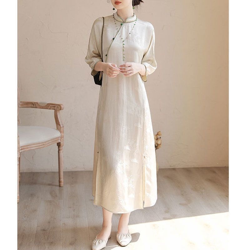 New autumn collection: improved version of the Chinese-style artistic cheongsam dress with stand-up collar, diagonal placket, and traditional Chinese elements