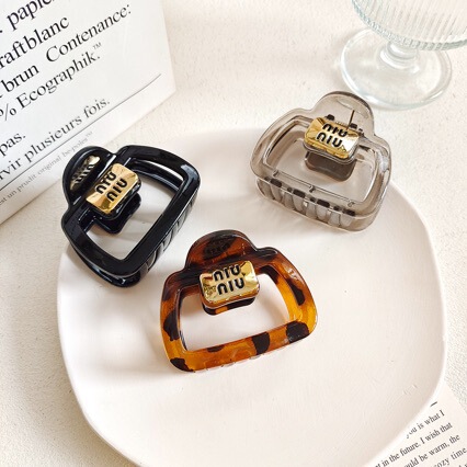 Vintage Square Hollow-Out Shark Clip, Medium Size, High-End Feel, Korean Style Small and Medium-Sized Hair Clip for Half-Tied Hairstyles, Wholesale Vintage Square Hollow-Out Shark Clip, Medium Size, High-End Feel, Korean Style Small and Medium-Sized Hair Clip for Half-Tied Hairstyles, Wholesale