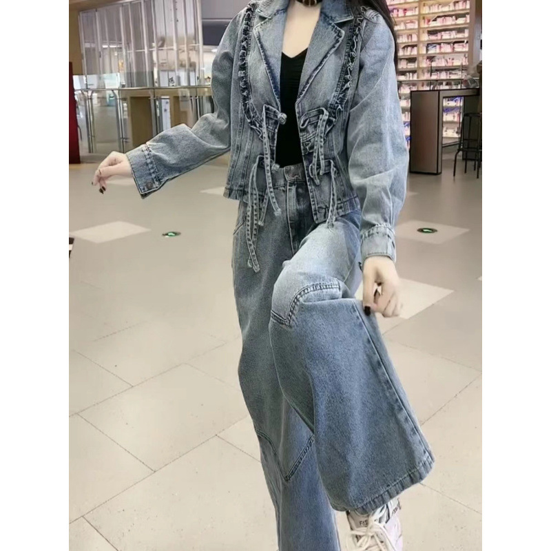 デニムのスーツの女性は春と秋に年齢を減らして痩せています。|undefined