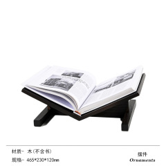 現代のきわめてシンプルな木の棚の書斎の雑誌の棚のデスクトップは本棚の装飾品のサンプルプレートの間を支えて簡単に飾っています。