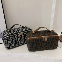 New trendy influencer-style high-fashion niche makeup bag with large capacity, cute hand-held travel portable toiletry storage bag for dropshipping