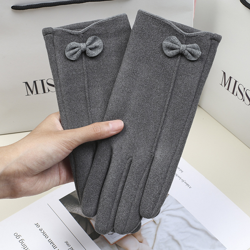 春秋の保温手袋の女性は運転して防寒します。