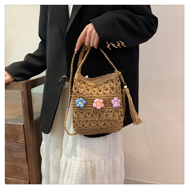 Women's Medium Straw Flower Vacation Beach Tassel Weave Hollow Zipper Straw Bag display picture 12