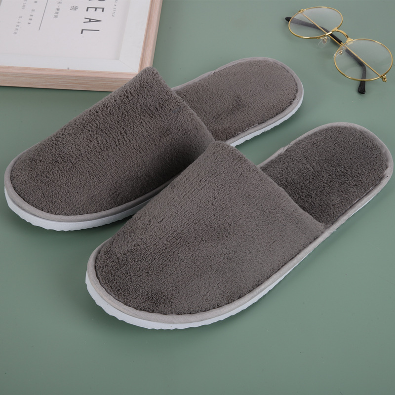灰色珊瑚绒拖鞋