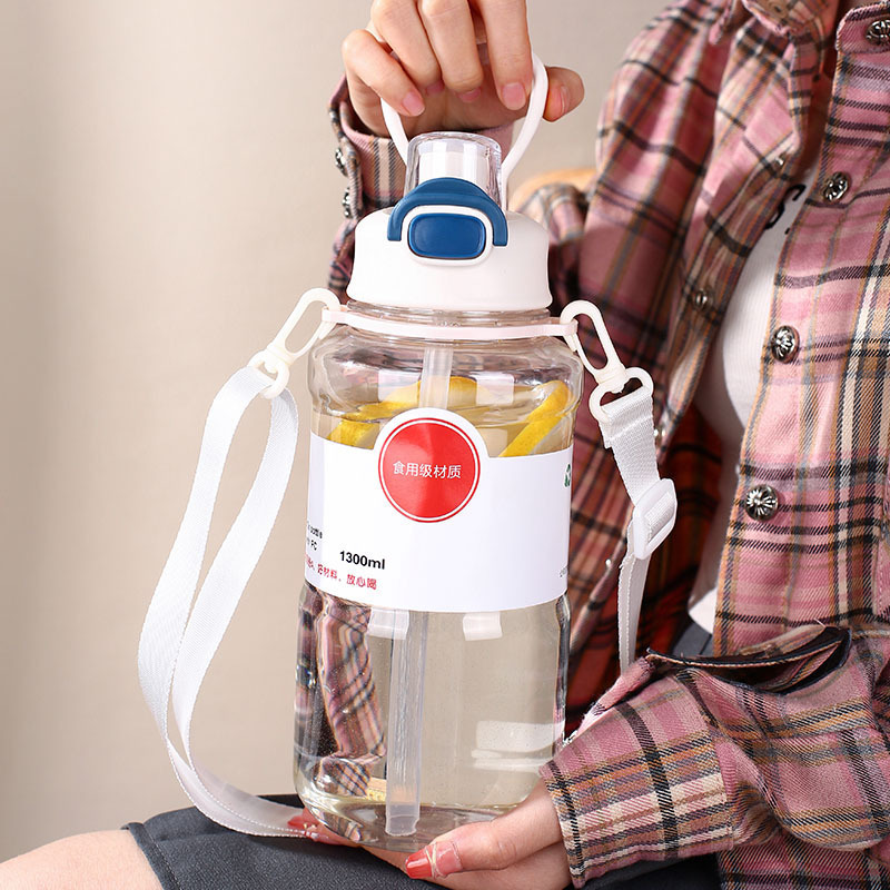 Taza de plástico de grado alimenticio doble taza de agua con mango de cinturón taza de agua conveniente con taza de escala moderna simple sin