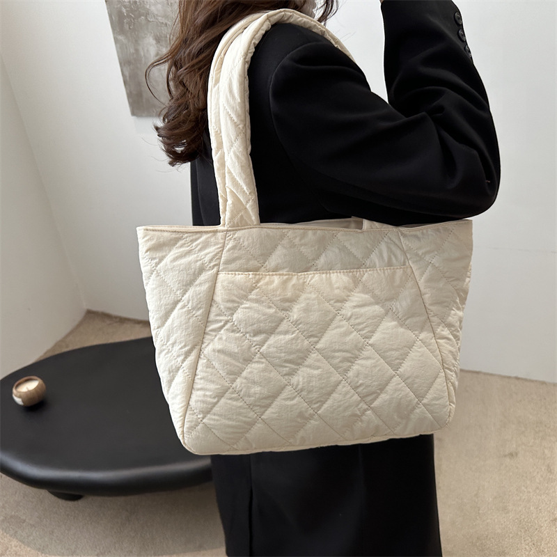 Bolso de tela de nylon bolso de mujer gran capacidad otoño / invierno 2024 nuevo bolso de hombro casual bolso de viaje de diamante