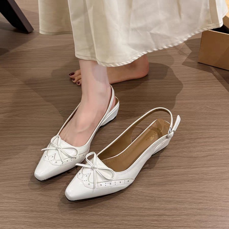 2026 nuevo estilo de verano de estilo francés de nicho, sandalias vacías traseras, arco superficial, sandalias de moda de falda versátil