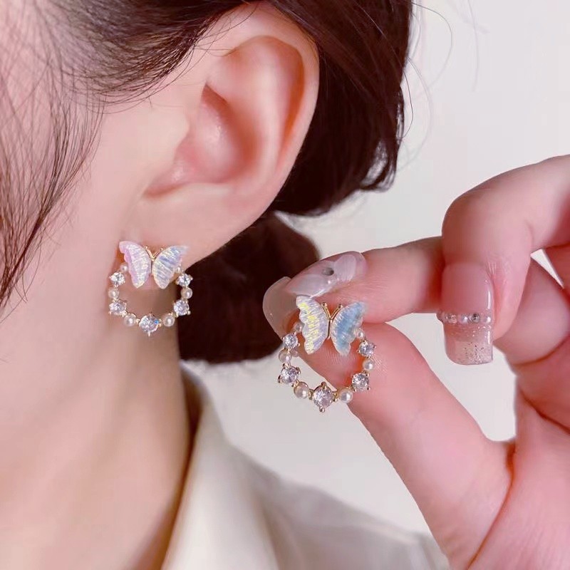 Design white earrings pearl