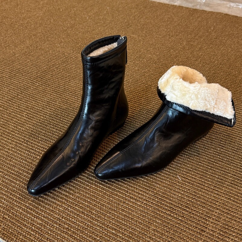 Sheepskin Version~Retro Pointed-Toe Flat-Soled Short Boots for Women with 4cm Internal Height Increase, Versatile and Simple, Fleece-Lined, Back Zipper, Slim-Fit Boots