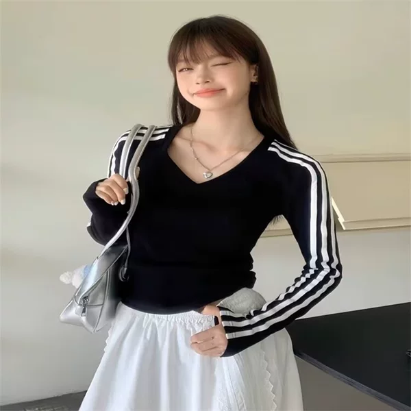 Three-leaf embroidered V-neck long-sleeve t-shirt for women, spring and autumn 2026, slim-fit base layer, short tight-fitting top