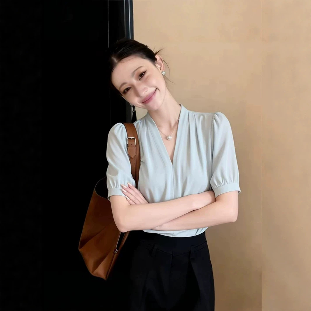 Áo sơ mi ngắn tay nữ satin dáng suông, chất liệu satin mềm mại, kiểu Pháp thanh lịch — màu xanh nhạt chi tiết 1