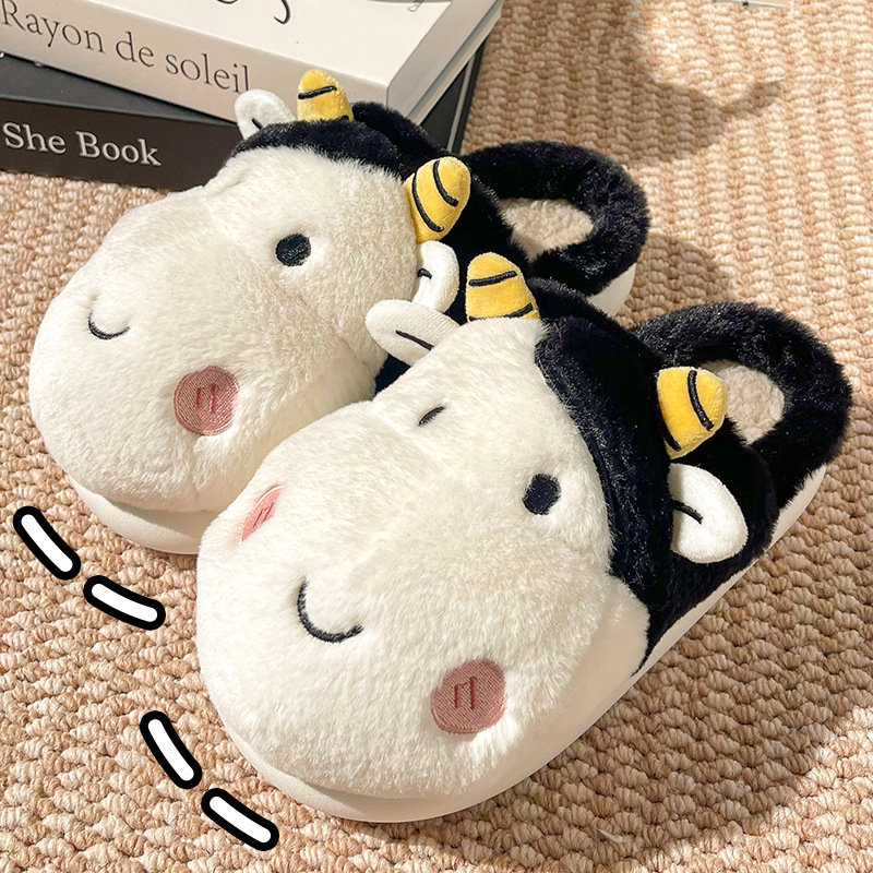 Pingüino Vaca Dibujos animados Zapatillas de algodón Hombres y mujeres Calidez antideslizante Baotou Zapatillas de algodón de felpa al por mayor