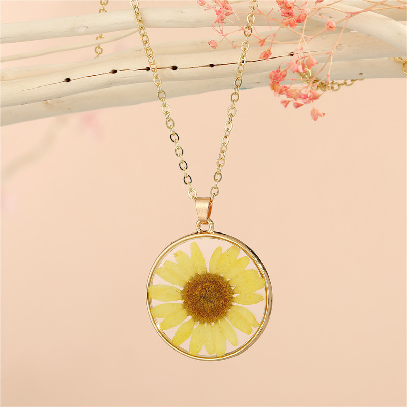 Retro Simple Daisy Pendant Resin Necklace display picture 3