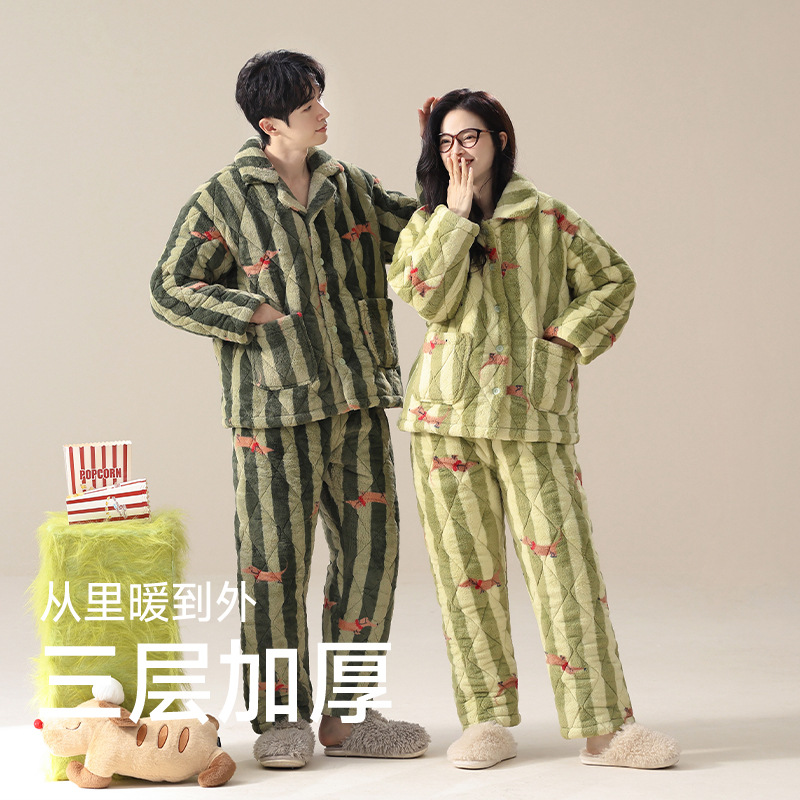 【綿を挟んで暖かい服】冬に綿を挟んでカップルのパジャマを厚くしてサンゴの毛を温めます。