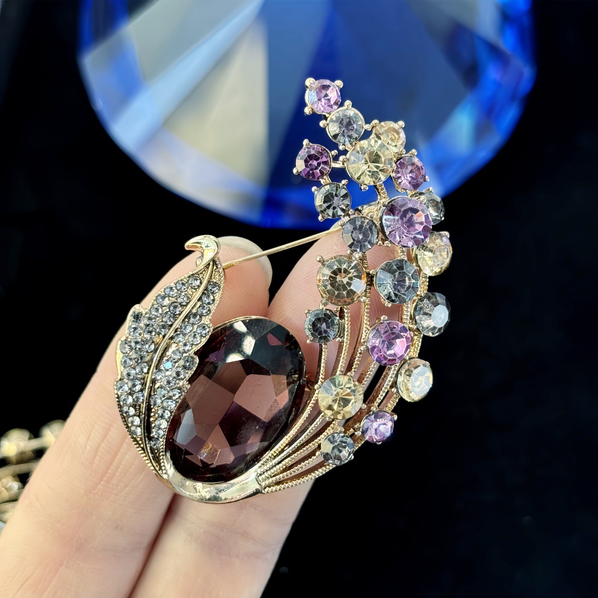 Broche élégante et luxueuse en alliage de style européen et américain, ornée de cristaux ultra-brillants, idéale pour un manteau féminin tendance._voghion.com