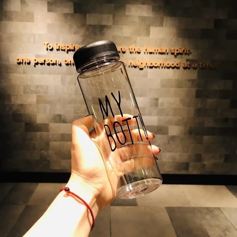 Taza de agua fría negro