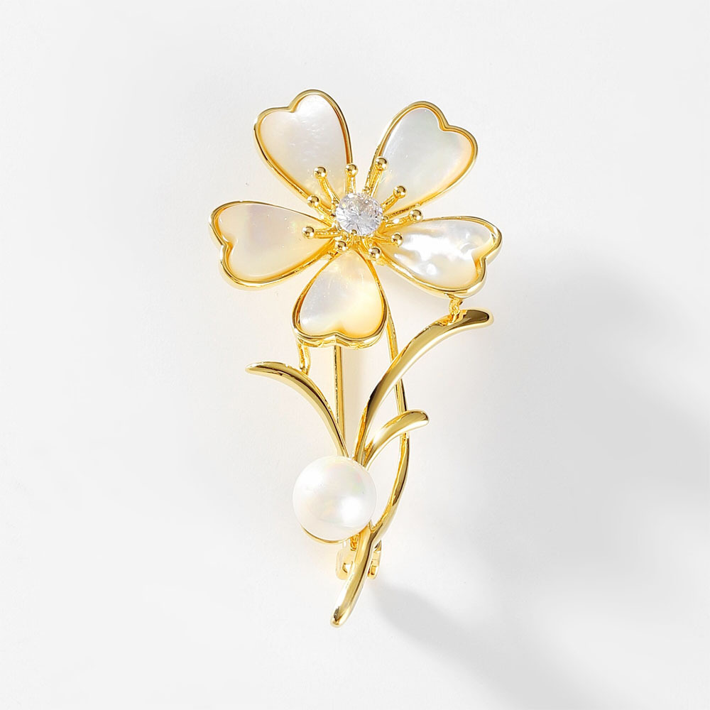 Modieuze en luxueuze parelspeld met schelpbloem als broche voor damespakken en -jassen, een stijlvol corsage-accessoire._voghion.com