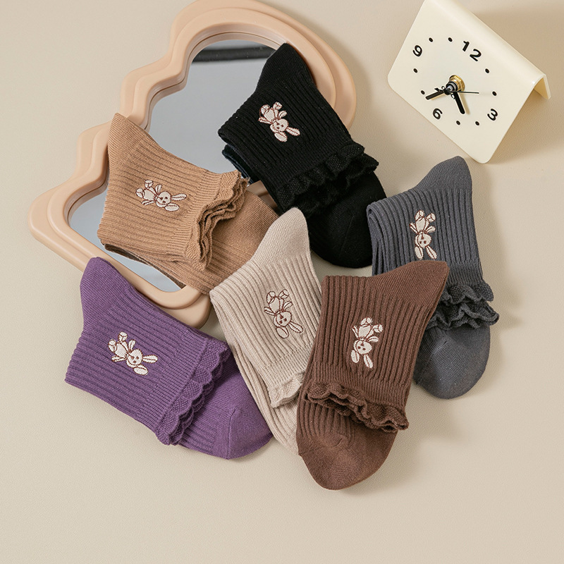 靴下の女性の秋冬の新型の全綿は潮流の日本のレースの刺繍のウサギの中の筒の女性の靴下の汗の通気性の積み重ねの靴下を吸います。|undefined