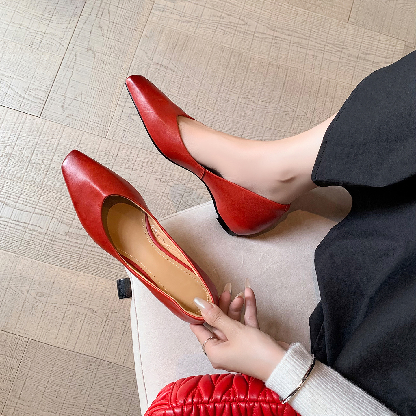 Giày cao gót nữ mũi nhọn miệng nông phong cách Hàn Quốc, gót dày dốc — đen