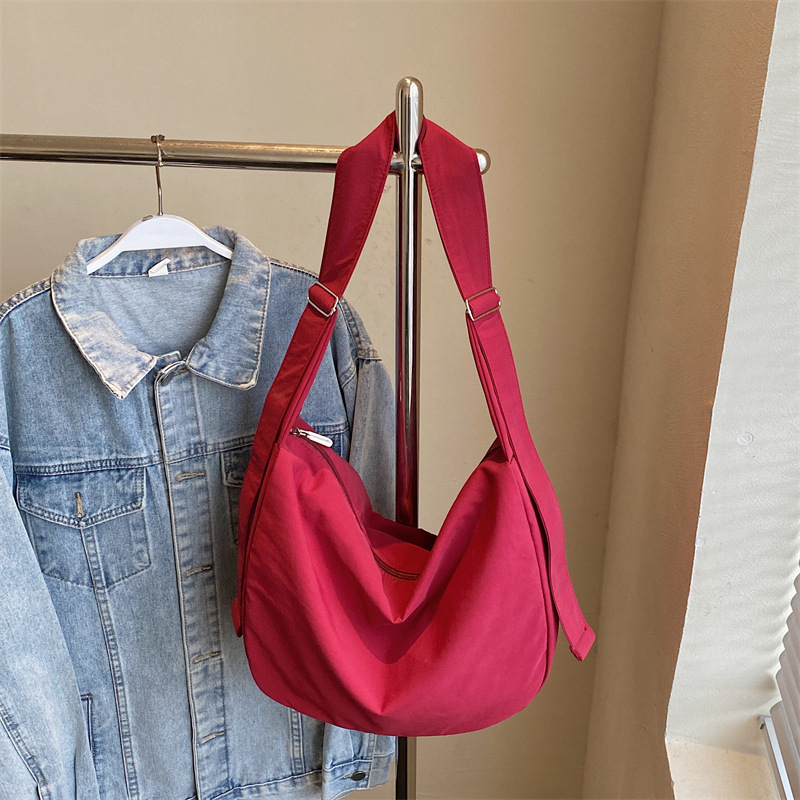 Bolsos de gran capacidad Bolsos de media luna de estilo perezoso para mujer Bolsos de bola de masa de mensajero de un solo hombro Bolsos de tela deportiva y de ocio de moda image 8