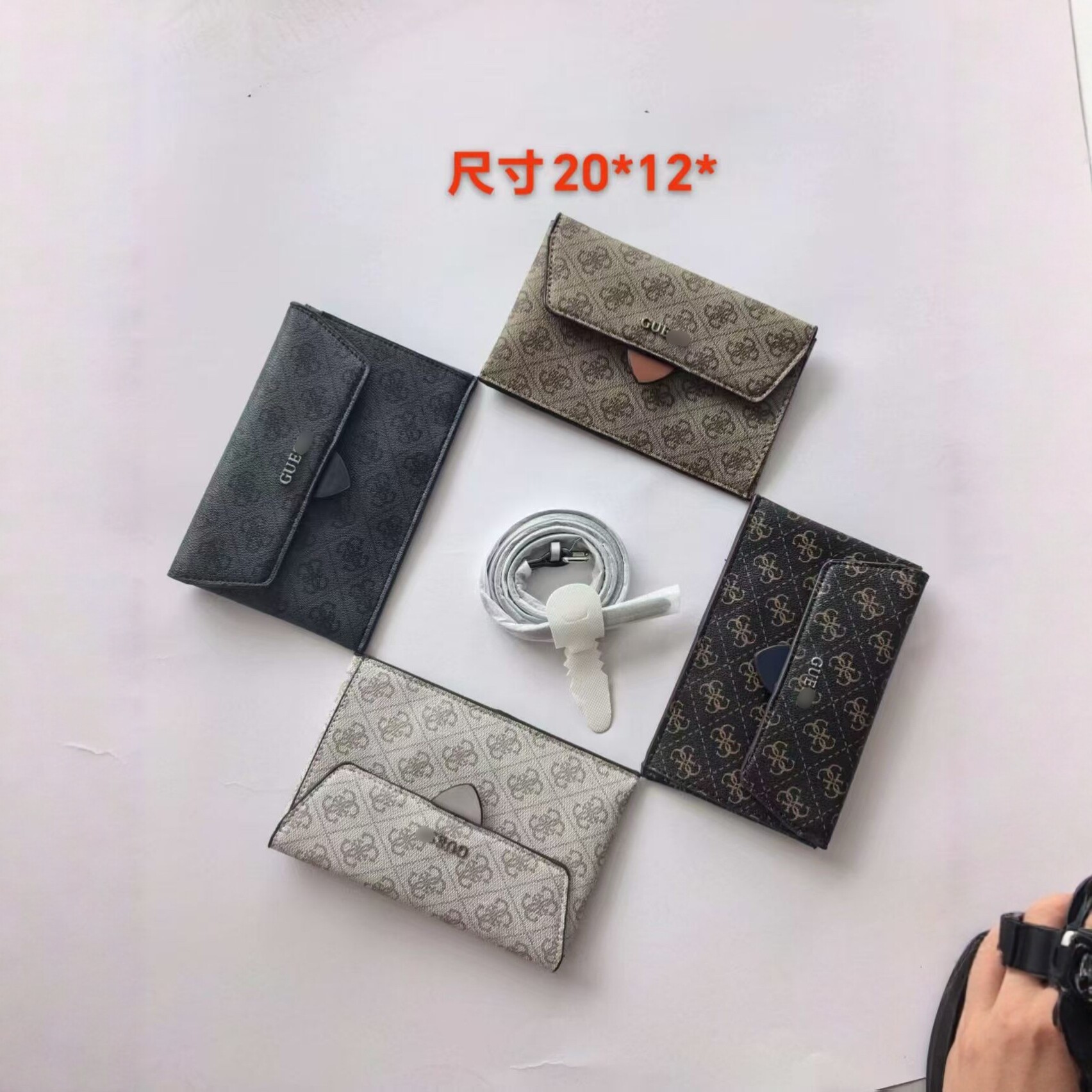 GUESS qadın çantası, monogram dizaynlı zərfli model