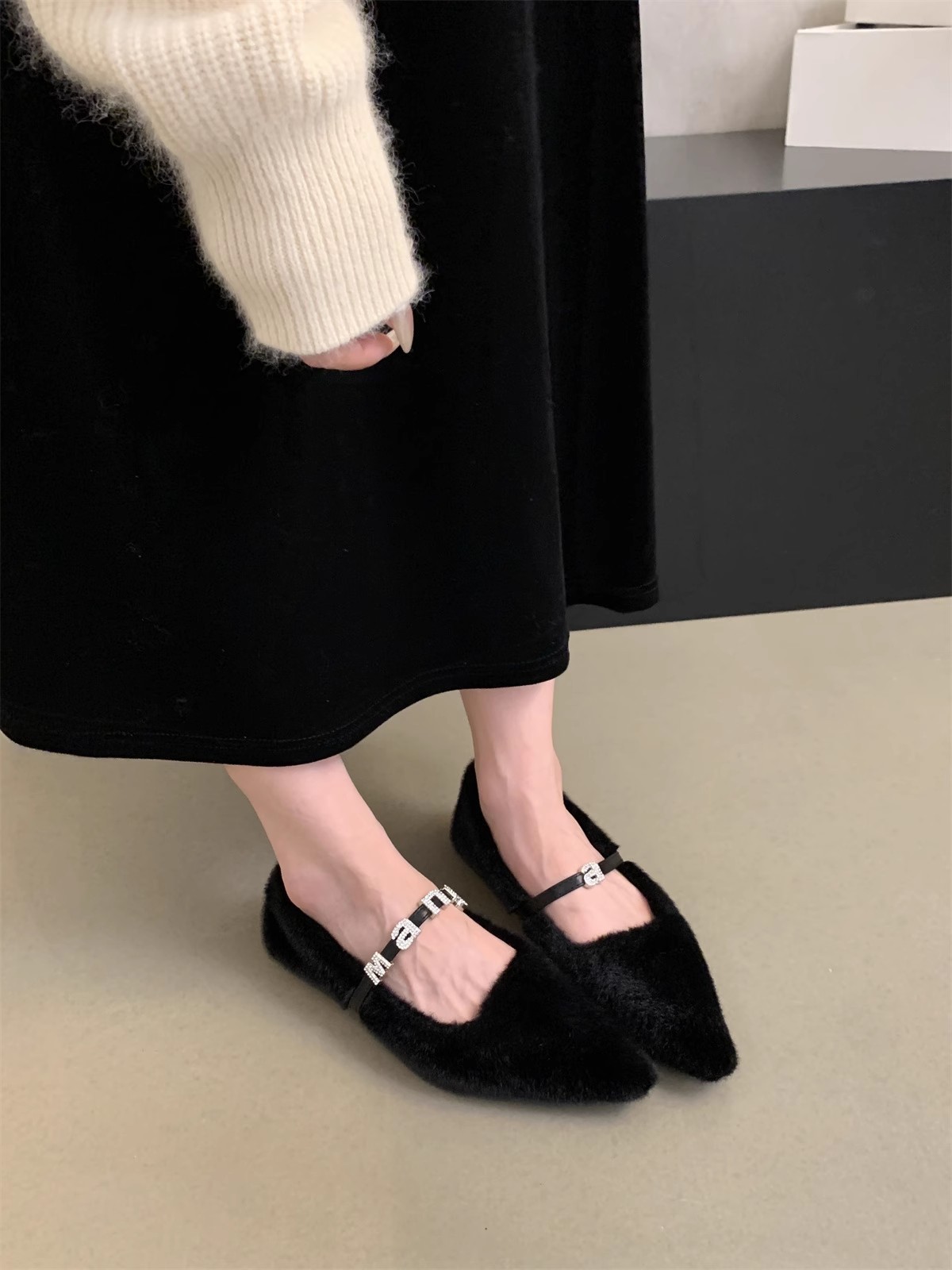 2023 Autunno/inverno Nuova edizione coreana a punta acqua diamante scarpe di peluche per le donne con peluche e stile fata suola piatta scarpe singole_voghion.com