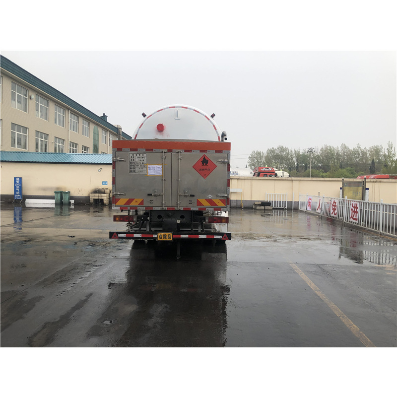 哈密地区巴里坤哈萨克自治国六6吨lng点供液化天然气槽罐车可挂靠
