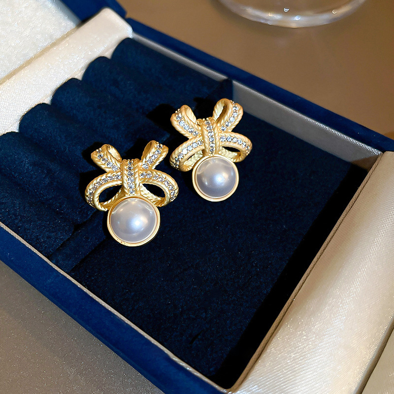 Pendientes de perlas con lazo estilo medieval francés elegante_voghion.com