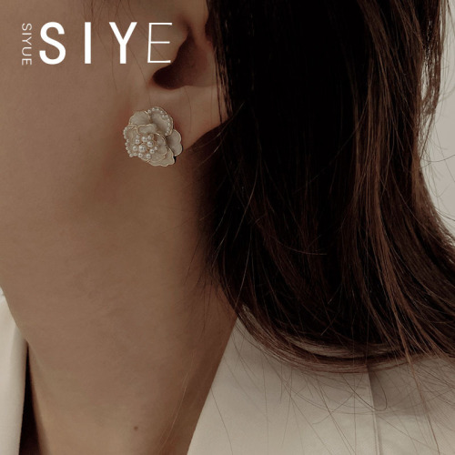 [White Lover] | French retro pearl camellia earrings earrings niche mosquito coil disc ear clip without piercing