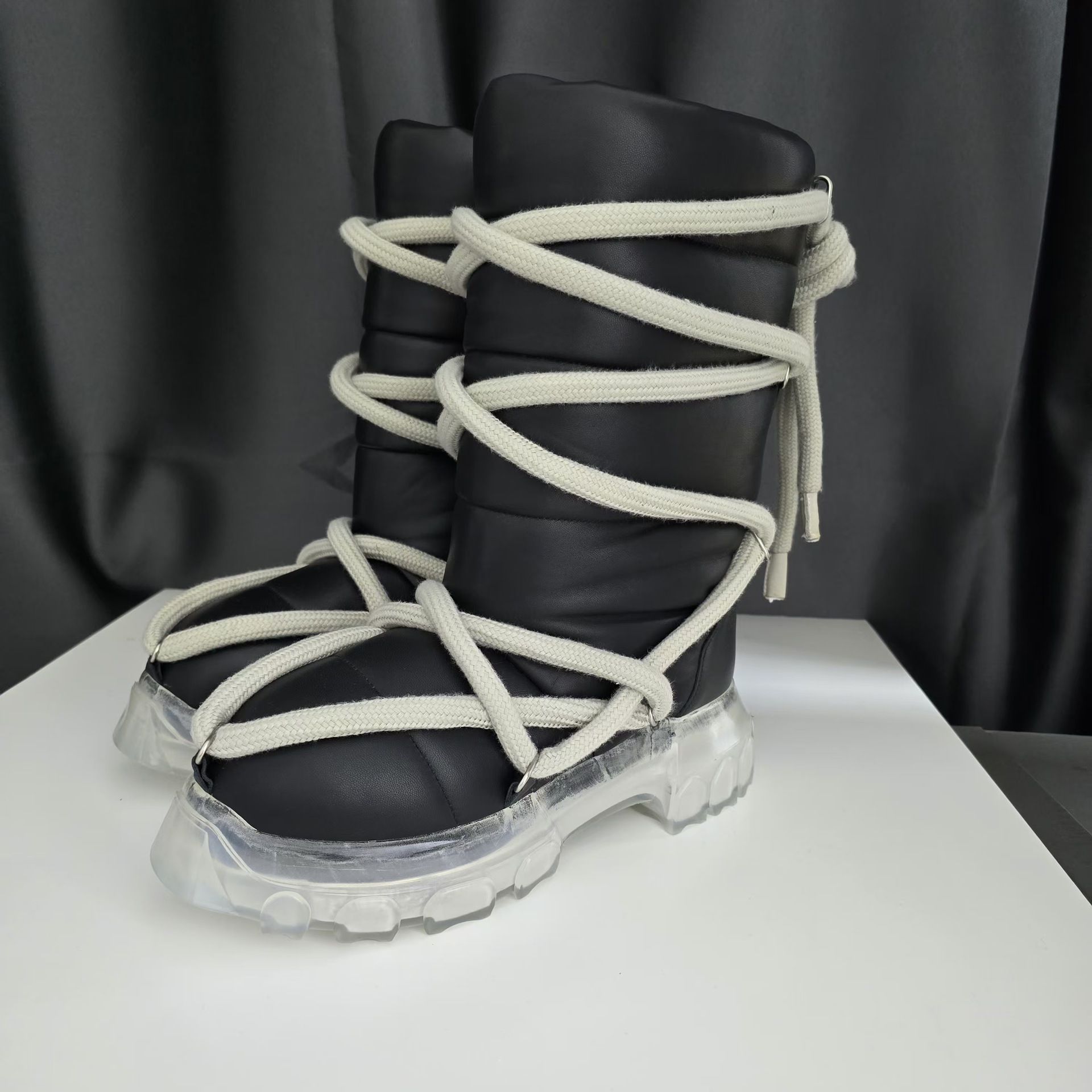 검정색 하이탑 투명 밑창 양가죽 부츠