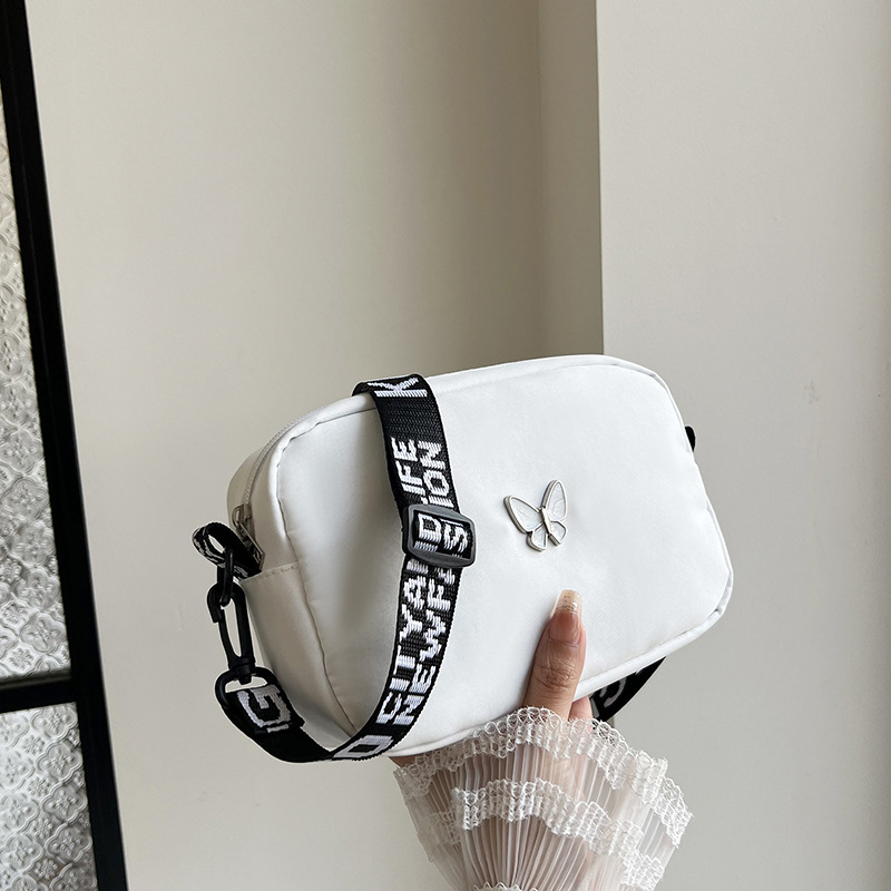 2024 nuevo bolso cuadrado pequeño de banda ancha de tela de nailon de todo fósforo de moda versión coreana del bolso diagonal simple de un solo hombro femenino de mariposa ins