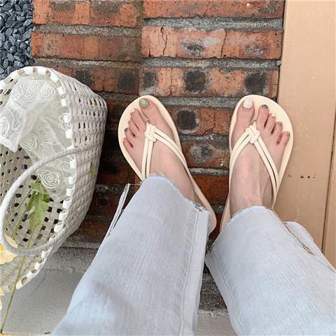 Korean-style Instagram-worthy casual flip-flops for women—summer outdoor wear, non-slip, perfect for showering or beach outings.